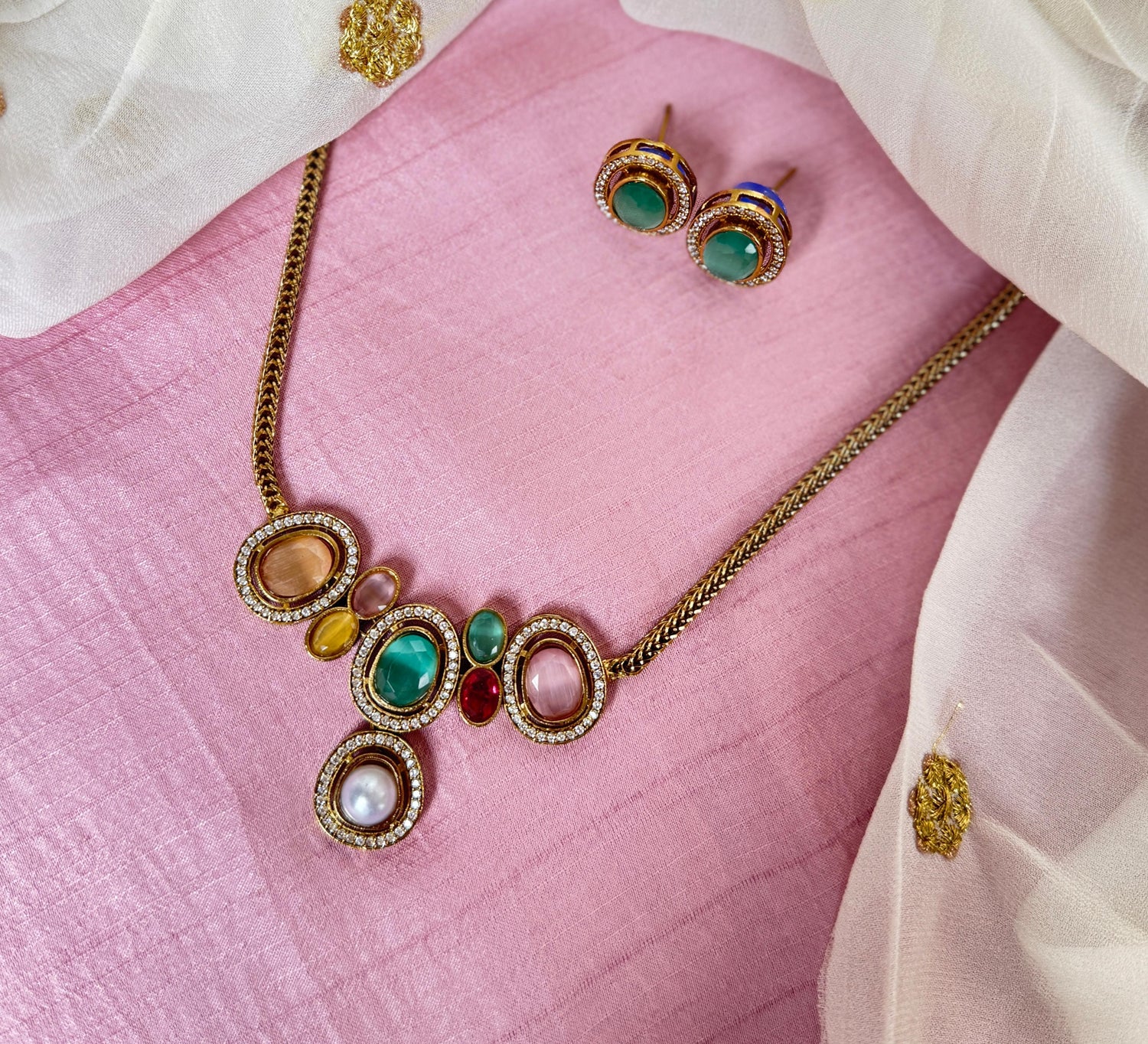 Traditional Kundan Choker Necklace Set
